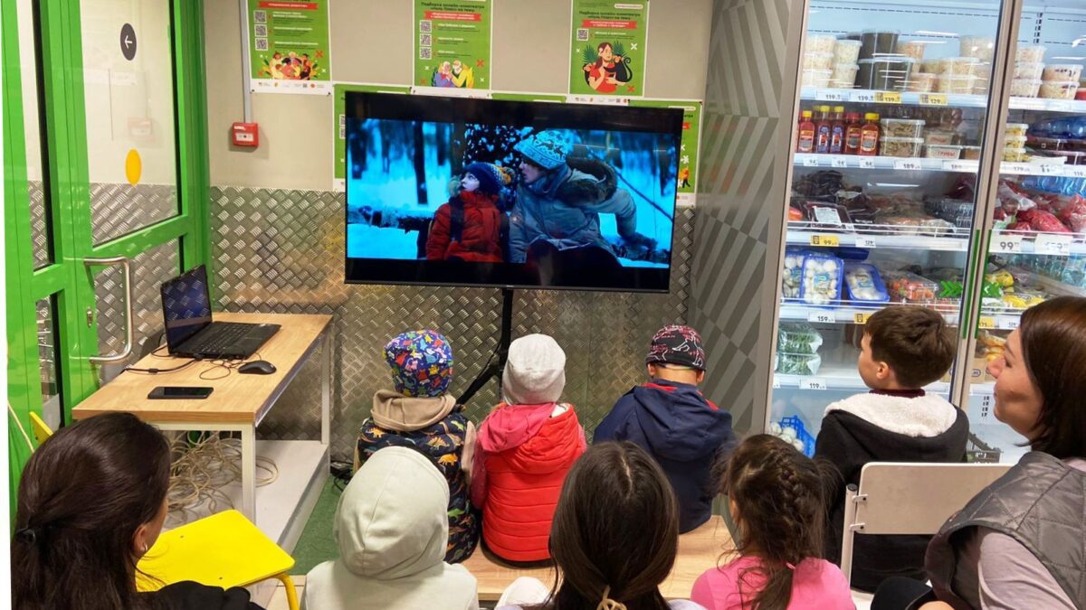 Месяц профессий в «Пятёрочке»: десятки тысяч детей попробовали себя в роли пекаря, спасателя…