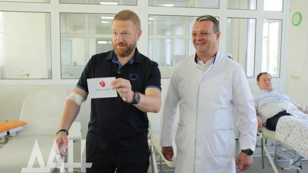 Малькевич и активисты из Питера и ДНР провели в Донецке «флешмоб здорового человека»