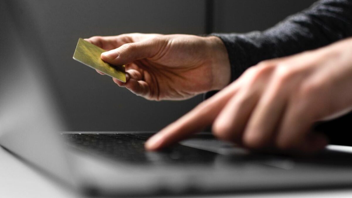 Притворяются благотворителями и обещают выплаты участникам СВО: полиция предупредила о мошенниках