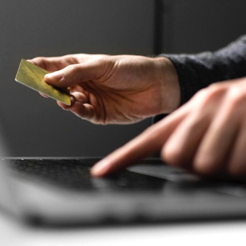 Притворяются благотворителями и обещают выплаты участникам СВО: полиция предупредила о мошенниках