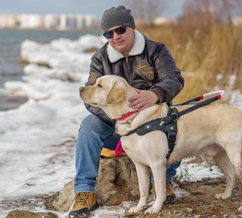 Незрячие люди два года ждут своих поводырей. Почему так долго?