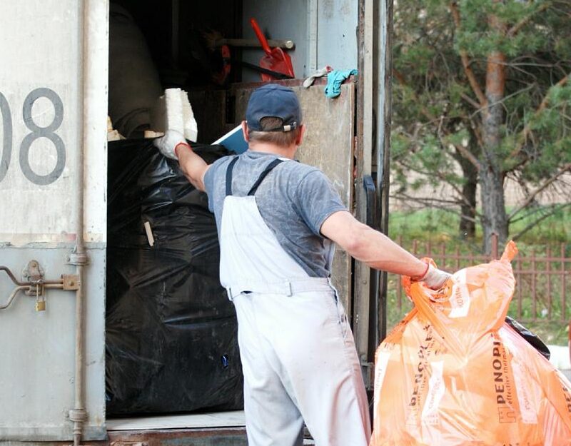«Слепое пятно» закона: зарегистрированные в квартирах НКО заставляют платить за вывоз мусора