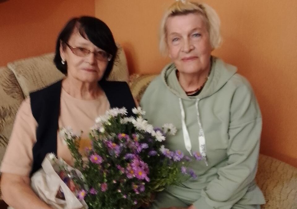 С теплом и заботой: серебряные волонтеры поздравили ветеранов с Днем пожилых людей