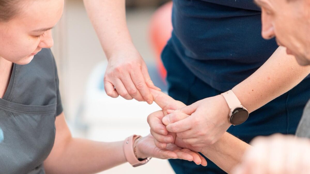 Только 30% россиян, которые после инсульта обращаются за бесплатной реабилитацией, получают помощь