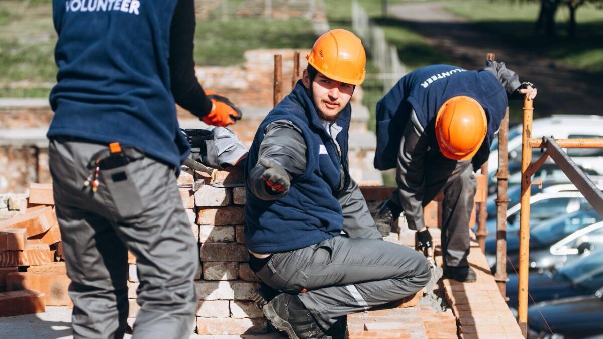 Московские волонтёры восстанавливают историческую кладку Юго-Западной казармы Брестской крепости