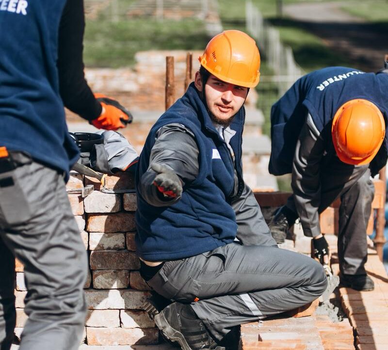 Московские волонтёры восстанавливают историческую кладку Юго-Западной казармы Брестской крепости