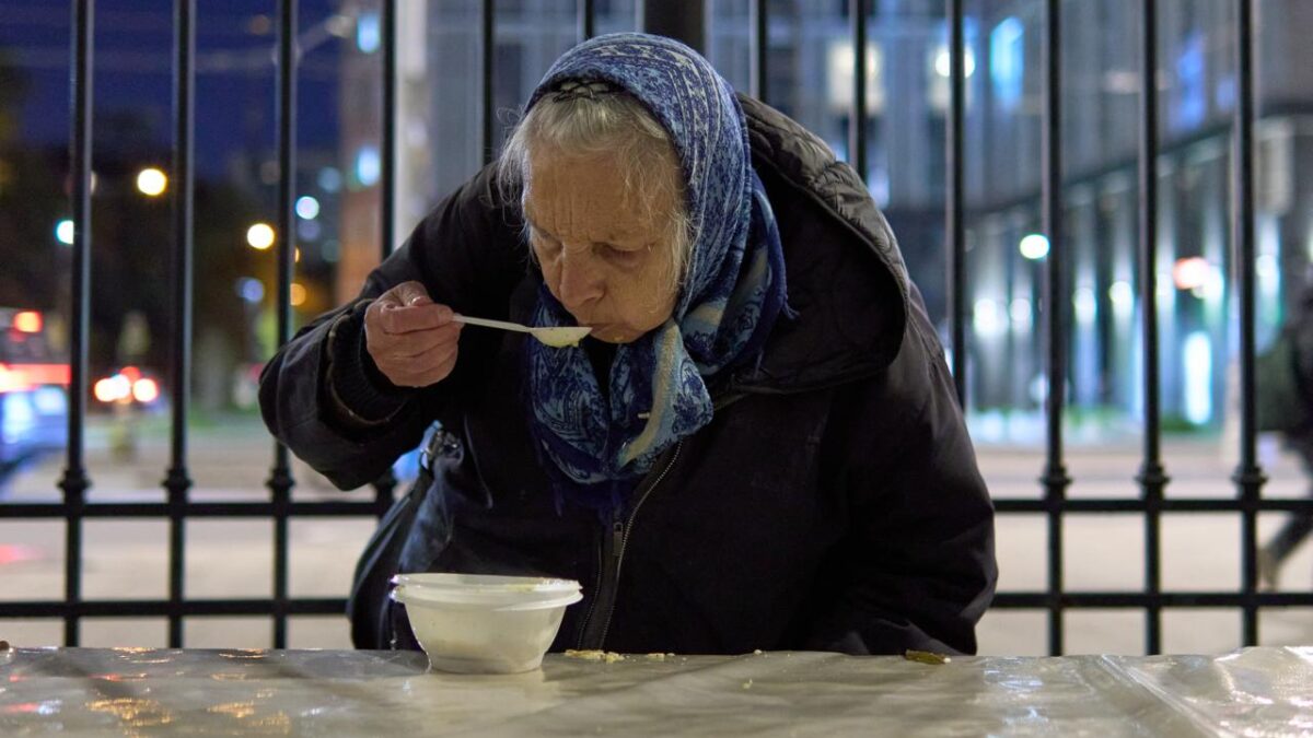 Что нужно делать при встрече с бездомным человеком? Советы эксперта