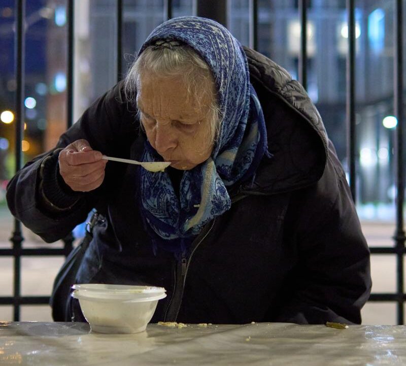 Что нужно делать при встрече с бездомным человеком? Советы эксперта