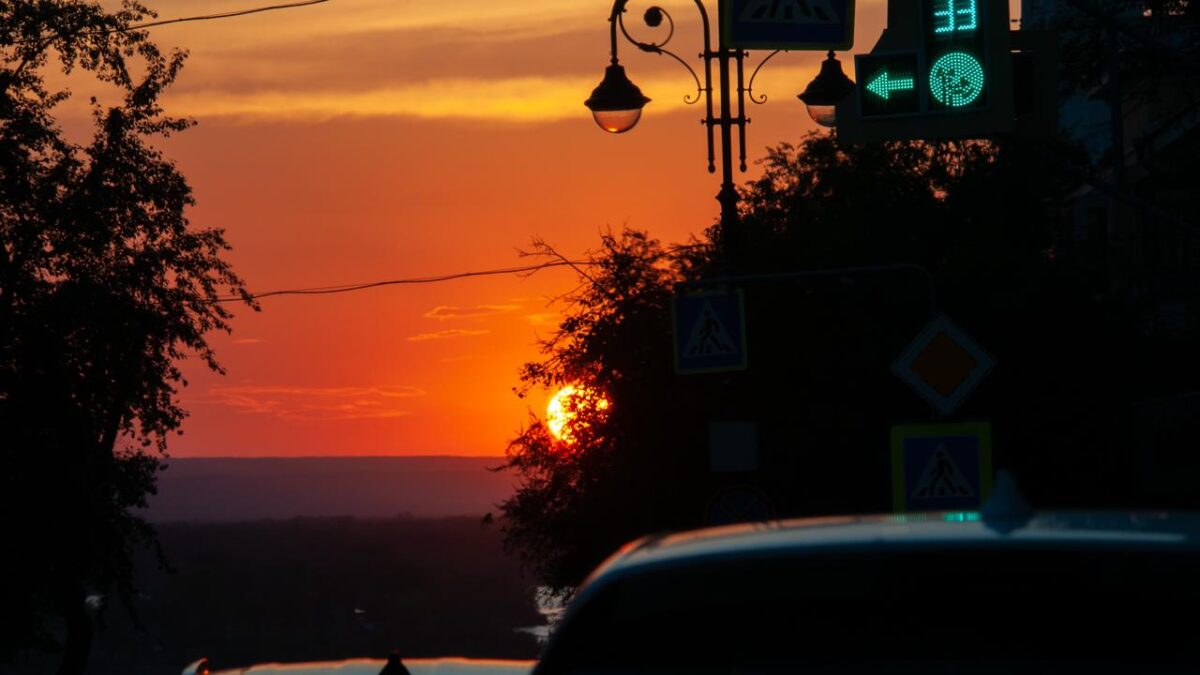 Костры снова горят: россиян накроют магнитные бури после страшных вспышек на Солнце