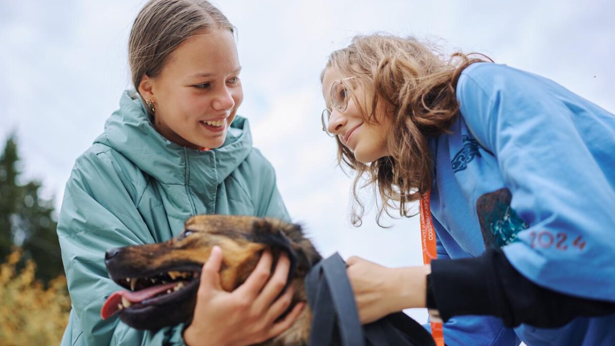 Когда животным помогает вся семья: эксперт рассказала, чем полезно зооволонтёрство