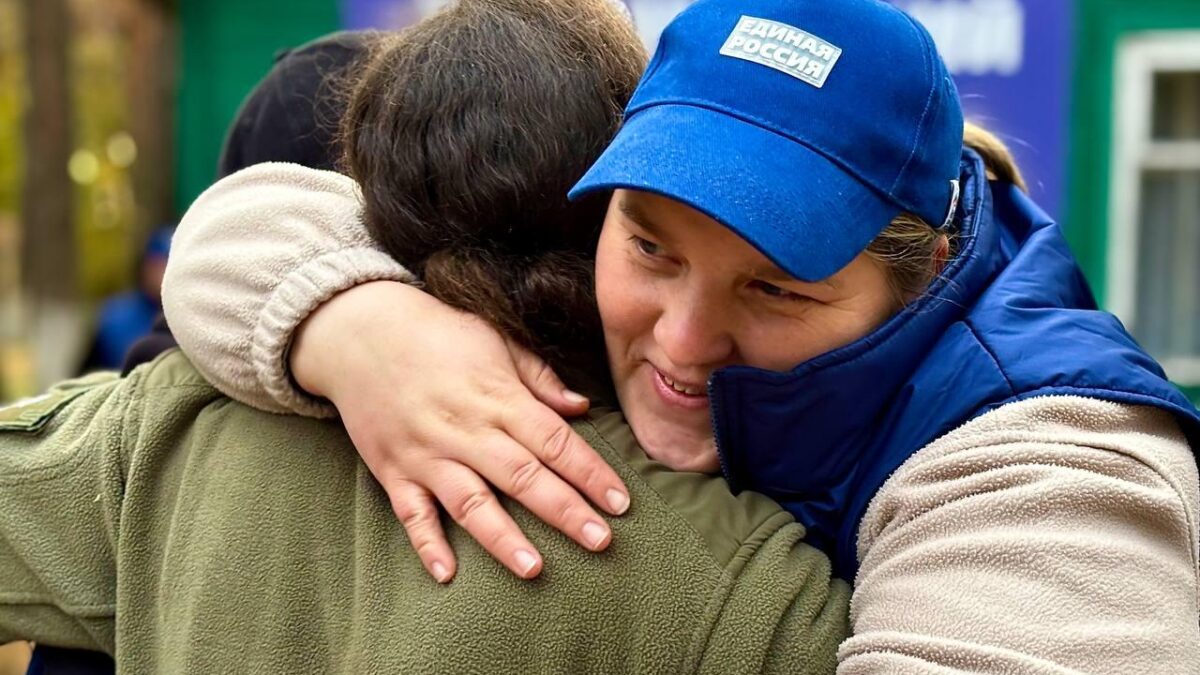 «Один раз ударило, потом второй…» Нижегородские волонтёры восстановили кровлю дома 85-летней курянки