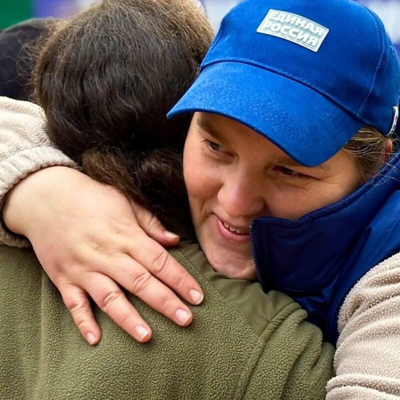 «Один раз ударило, потом второй…» Нижегородские волонтёры восстановили кровлю дома 85-летней курянки