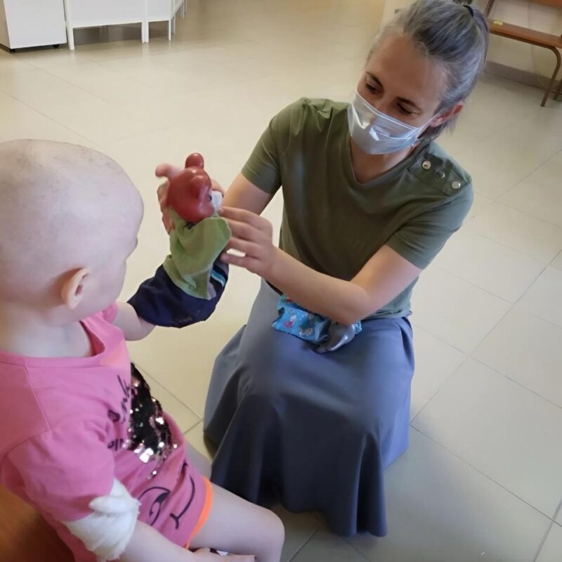 «Я буду рядом»: волонтёр и руководитель НКО помогает детям в больнице