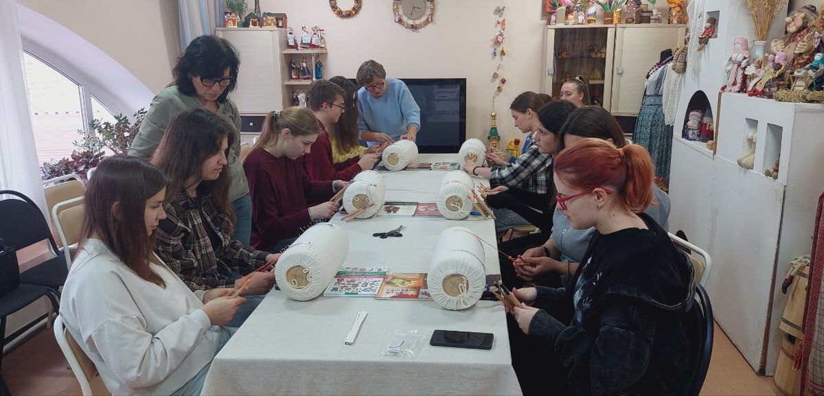 Студенты колледжа выплетают первое кружево