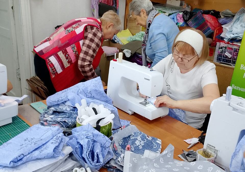 Каждый помогает, как может.