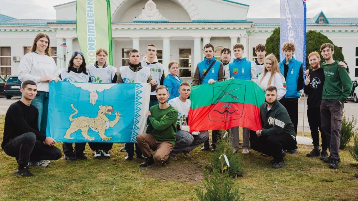 В Мелитополе высадили Аллею Псковской и Запорожской молодёжи!