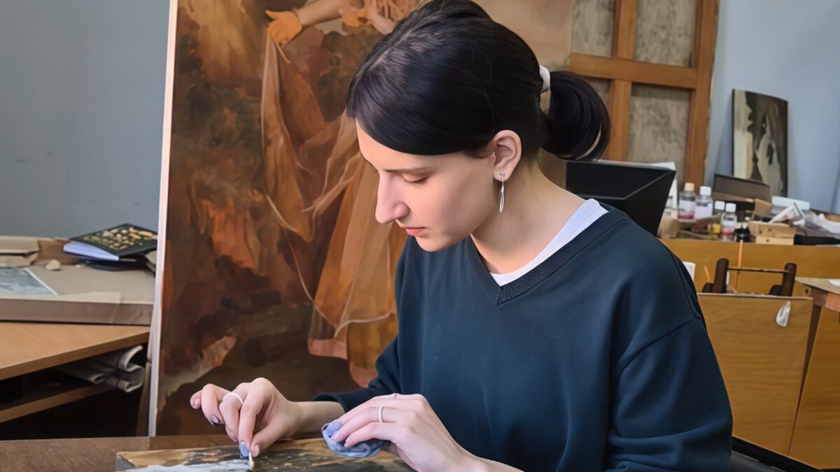 Из инструментов – мыло, щётка и скальпель: студентка из Петербурга отреставрировала икону XIX века