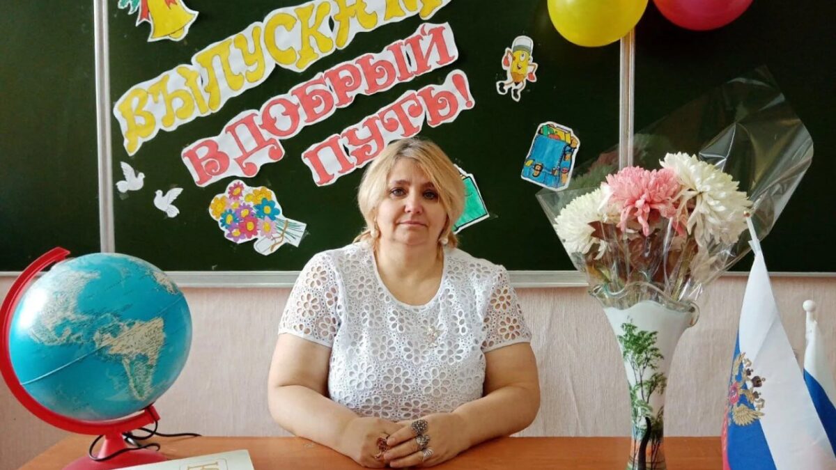 «Дома не всегда отзывалась на “маму”»: как живёт сельский педагог, вырастившая целое поколение