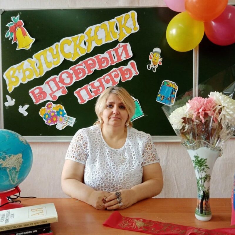 «Дома не всегда отзывалась на “маму”»: как живёт сельский педагог, вырастившая целое поколение