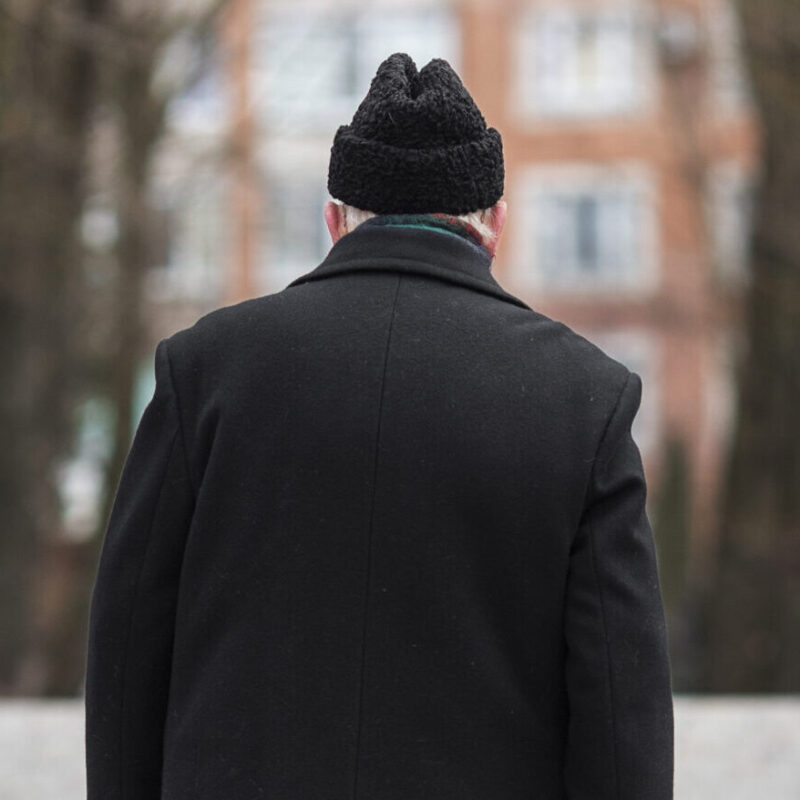 «Вернулась – а он уже лежит»: девушка спасла потерявшегося пенсионера с инсультом