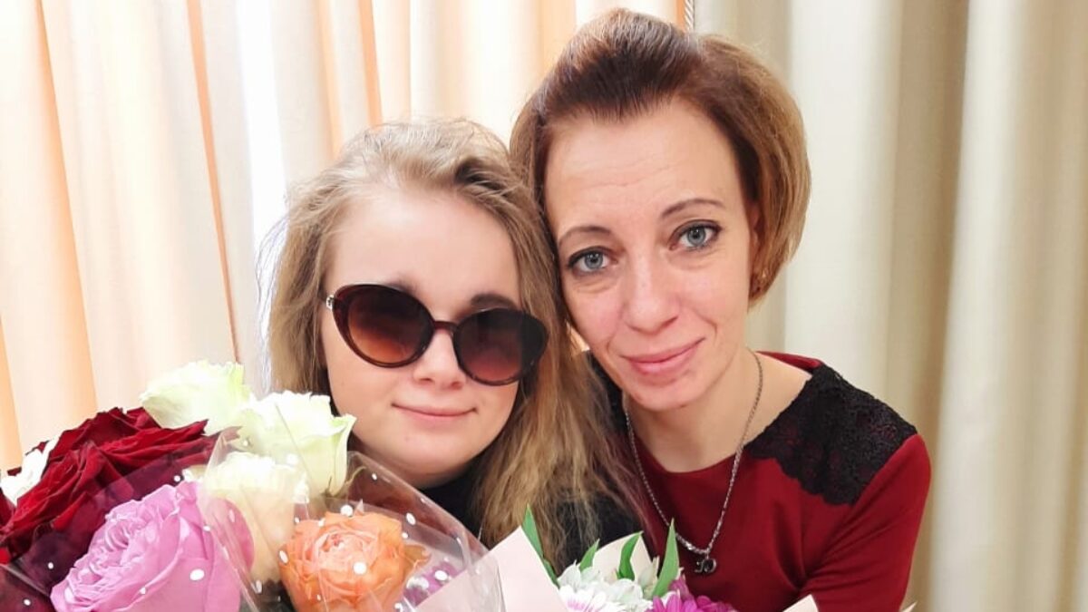 «Жили надеждой, что она будет видеть»: незрячая девочка поёт и учится играть на фортепиано