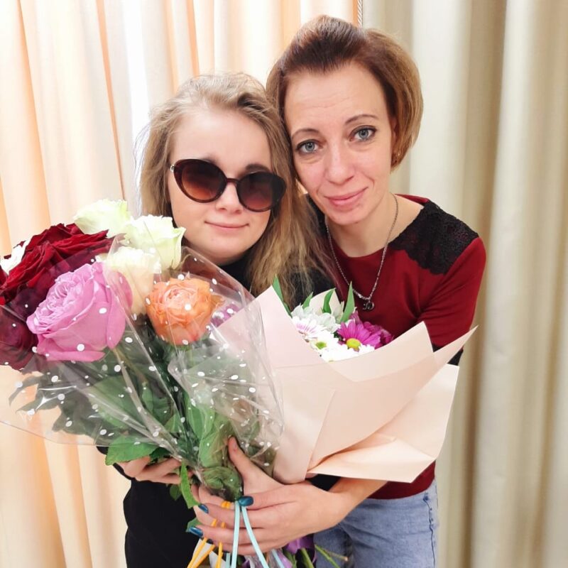 «Жили надеждой, что она будет видеть»: незрячая девочка поёт и учится играть на фортепиано