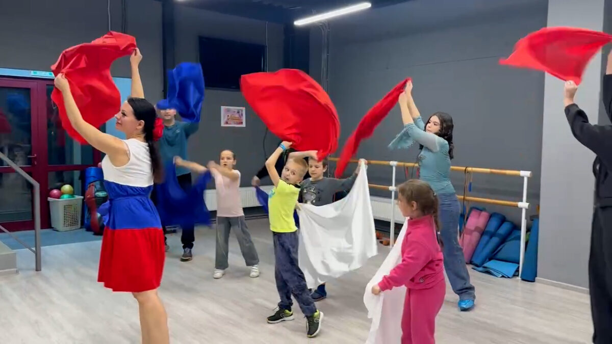 Цвета флага России для здоровья: Российский оздоровительный танец на интерактивной встрече…