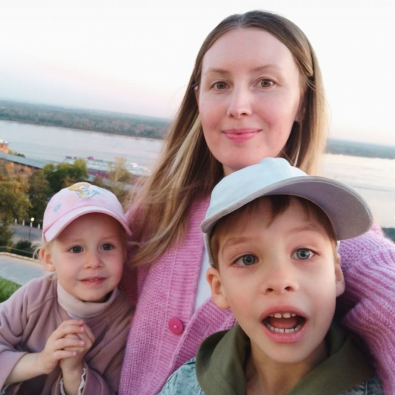 «Я простила её за всё»: утрата подтолкнула молодую маму стать наставником для других