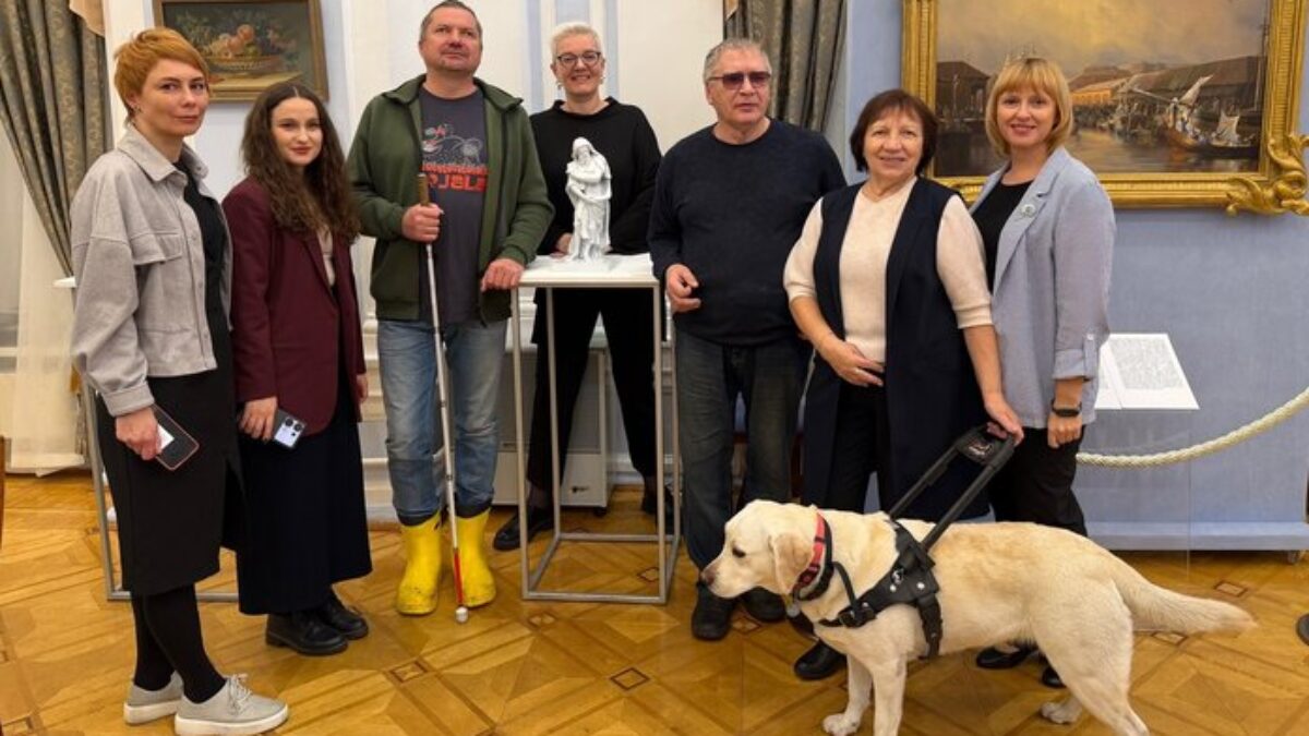 Проект «Коснись искусства» помогает слабовидящим людям
