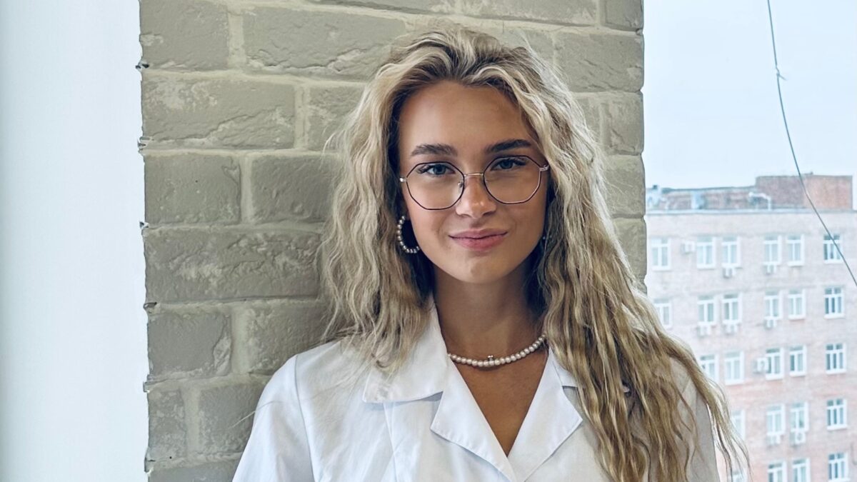 «Рак казался чем-то далёким»: школьница победила болезнь и стала врачом, чтобы помогать другим