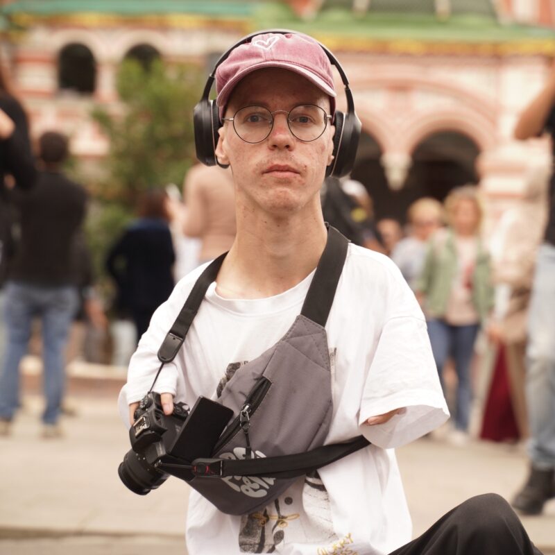 «Теперь его работы видел весь мир»: фотограф родился без рук, но осуществил мечту