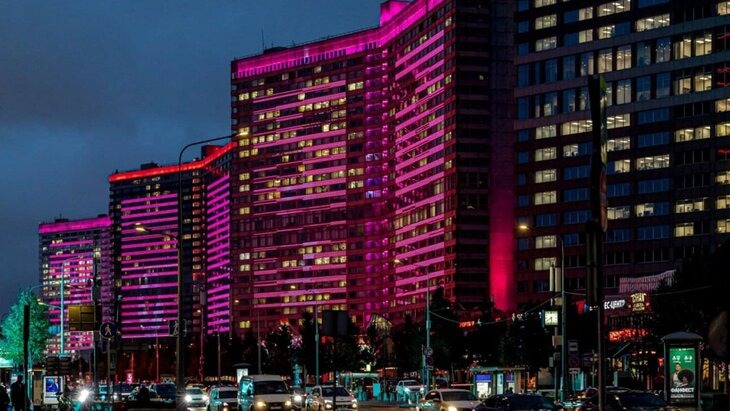 Останкинская башня, Дом-книжка и Крымский мост окрасились в розовый в День борьбы с раком груди