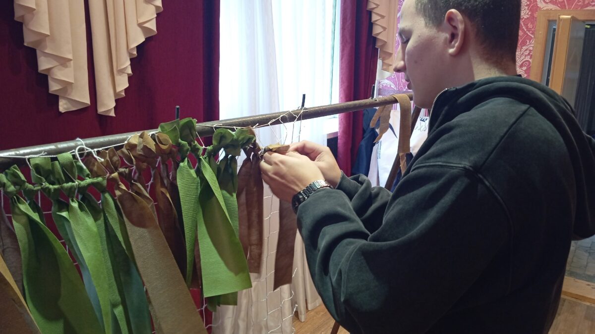 Леший», «Кикимора», «Химера» — это все название маскировочных костюмов для наших бойцов