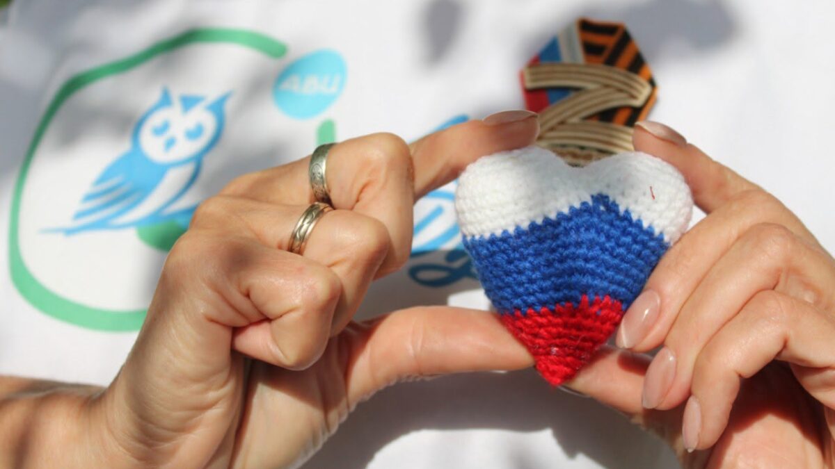 «Серебряные» волонтёры вяжут сердца-талисманы для участников СВО