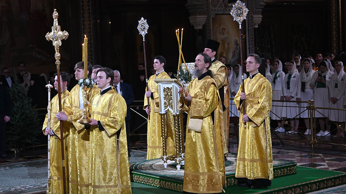 Разные цвета облачений священников: в чём смысл и символизм