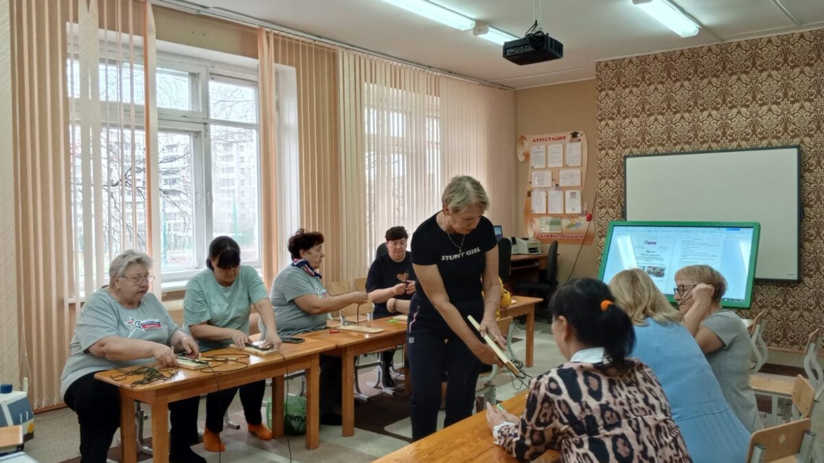 Неравнодушные жители Краснотурьинска изготовили браслеты выживания для бойцов СВО