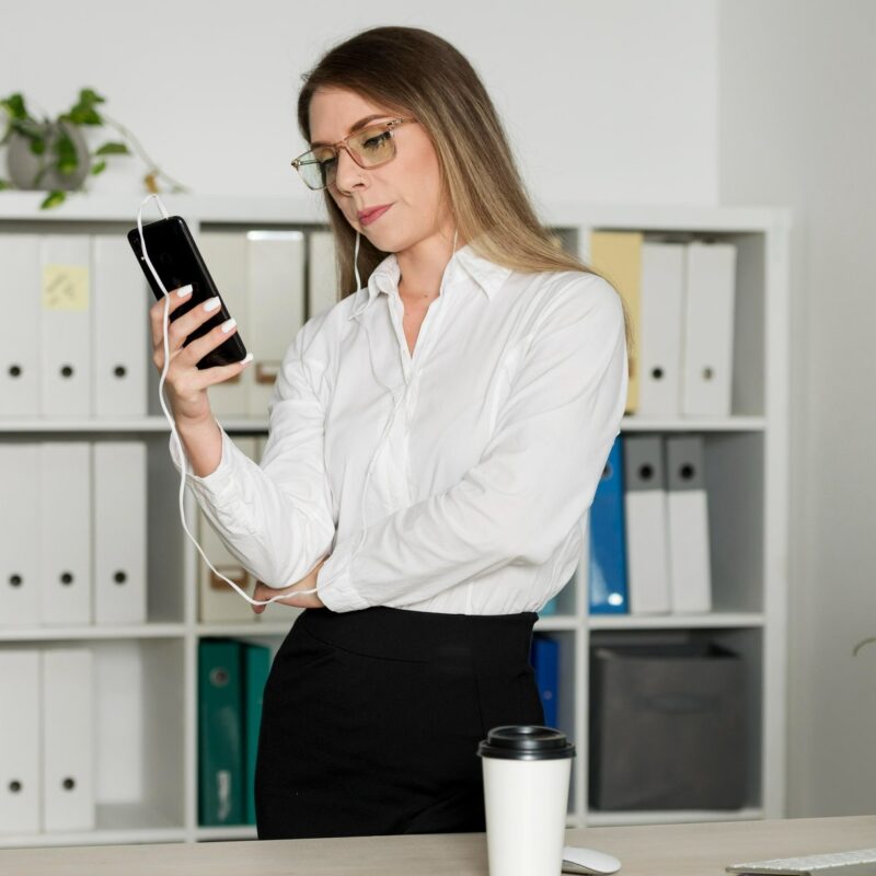 Могут ли уволить за соцсети? Юристы объяснили, когда это законно