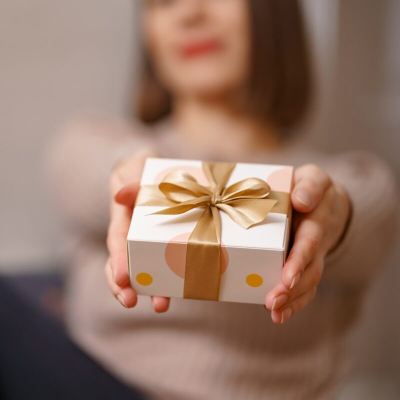 Дорогие вещи не радуют: как выбрать подарок и не разориться? 