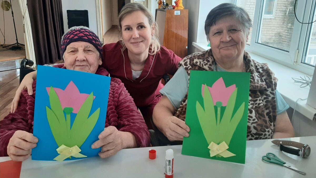 Помощь пожилым: как старших поддерживают волонтёры?