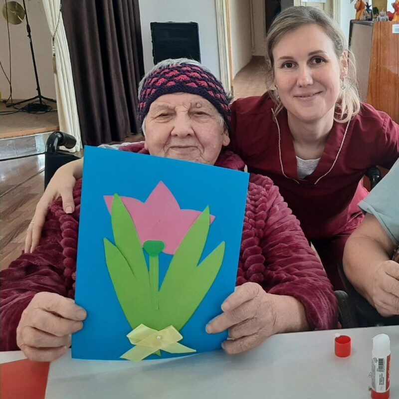 Помощь пожилым: как старших поддерживают волонтёры?