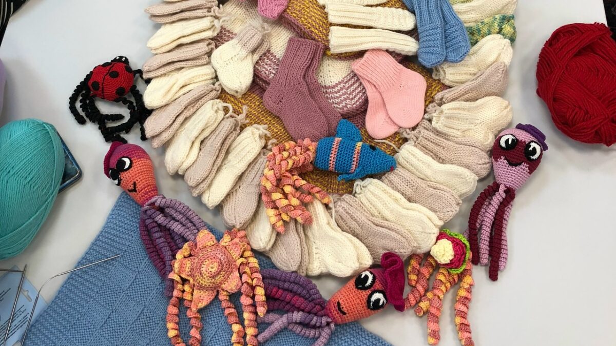 Мастерица создаёт кукол и вещи для недоношенных детей