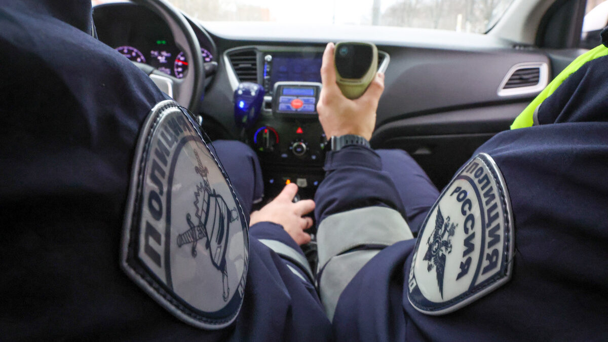 Не получалось отстегнуть из детского кресла: автоинспекторы спасли семью из горящей машины