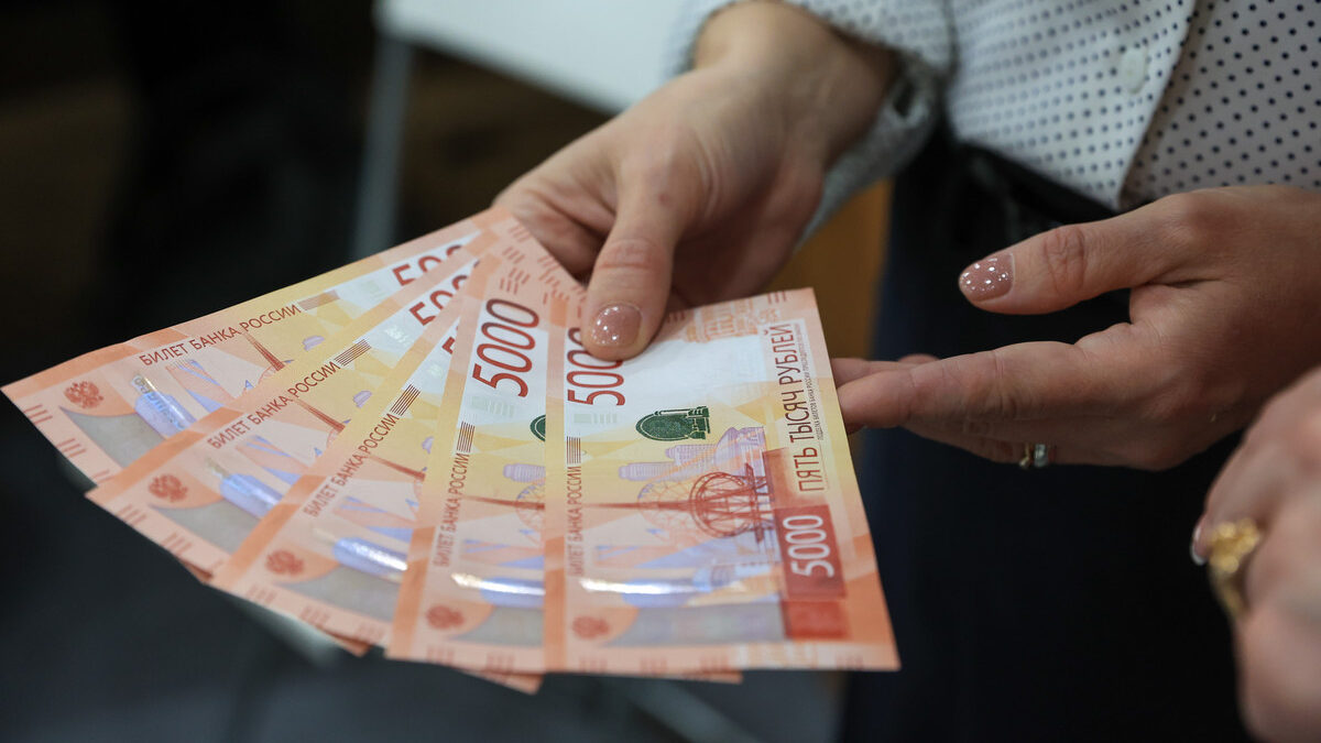 С каждым месяцем всё меньше: в каких профессиях быстро падают зарплаты?