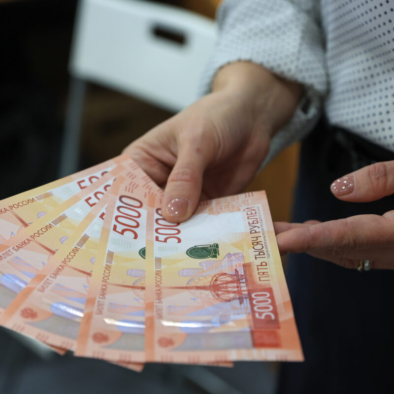 С каждым месяцем всё меньше: в каких профессиях быстро падают зарплаты?