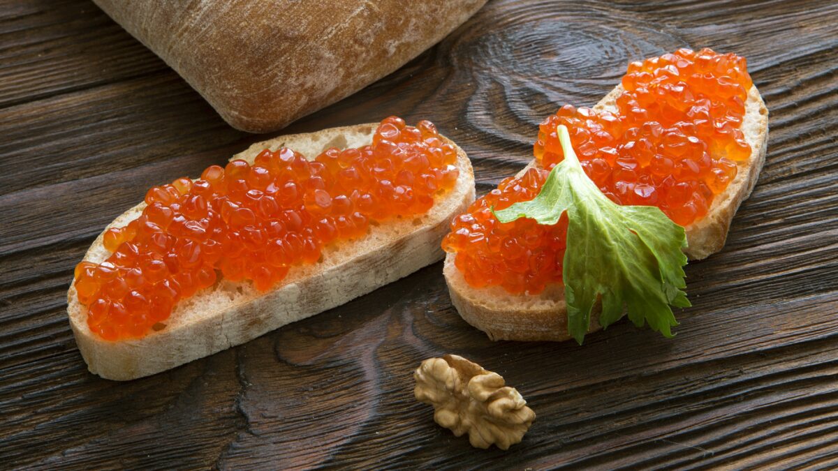 Жирная и легко лопается: как выбрать красную икру на Новый год 