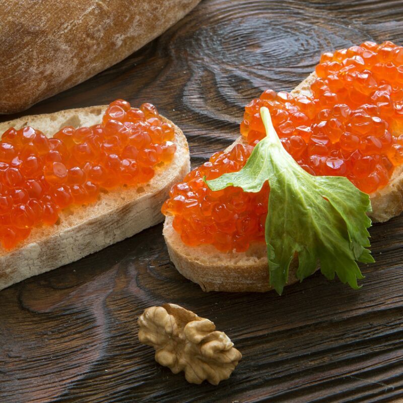 Жирная и легко лопается: как выбрать красную икру на Новый год 