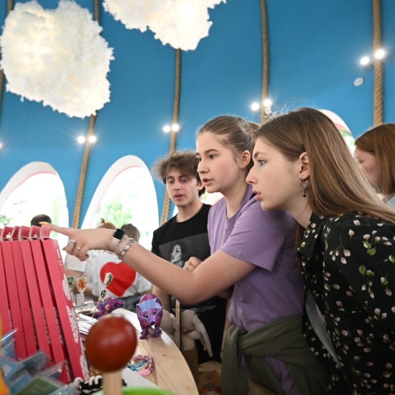 10 ноября – Всемирный день молодёжи. Какие ещё праздники сегодня отмечают в России и мире?