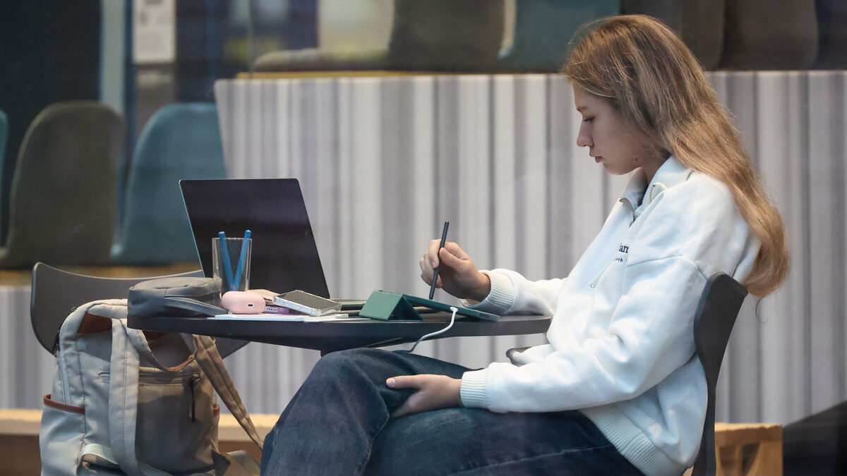 Везде, но при этом нигде: что такое поливоркинг и почему на него переходят зумеры