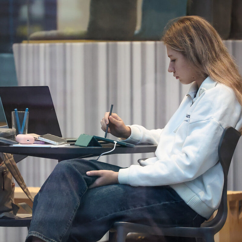 Везде, но при этом нигде: что такое поливоркинг и почему на него переходят зумеры