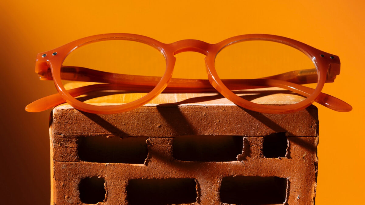 «Даше больно смотреть на солнце». Девочке нужны очки с фотохромами